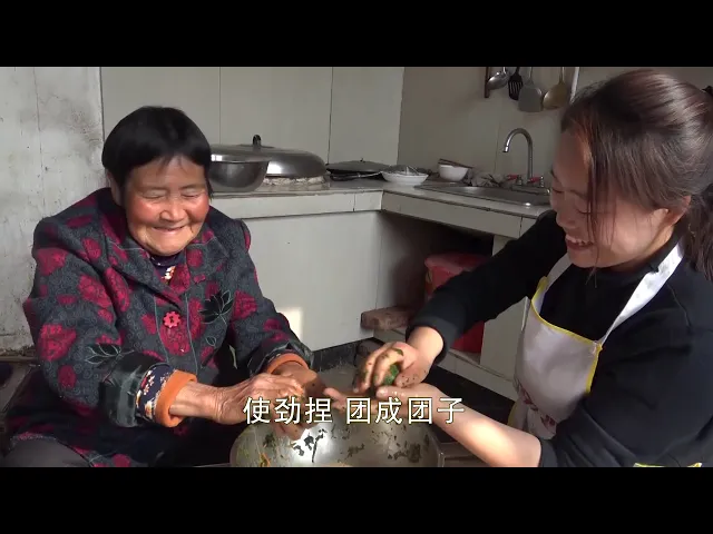 乡下姥姥做啥饭?蒸一锅菠菜馍,炖1斤多猪肉,孙女吃哩太香了